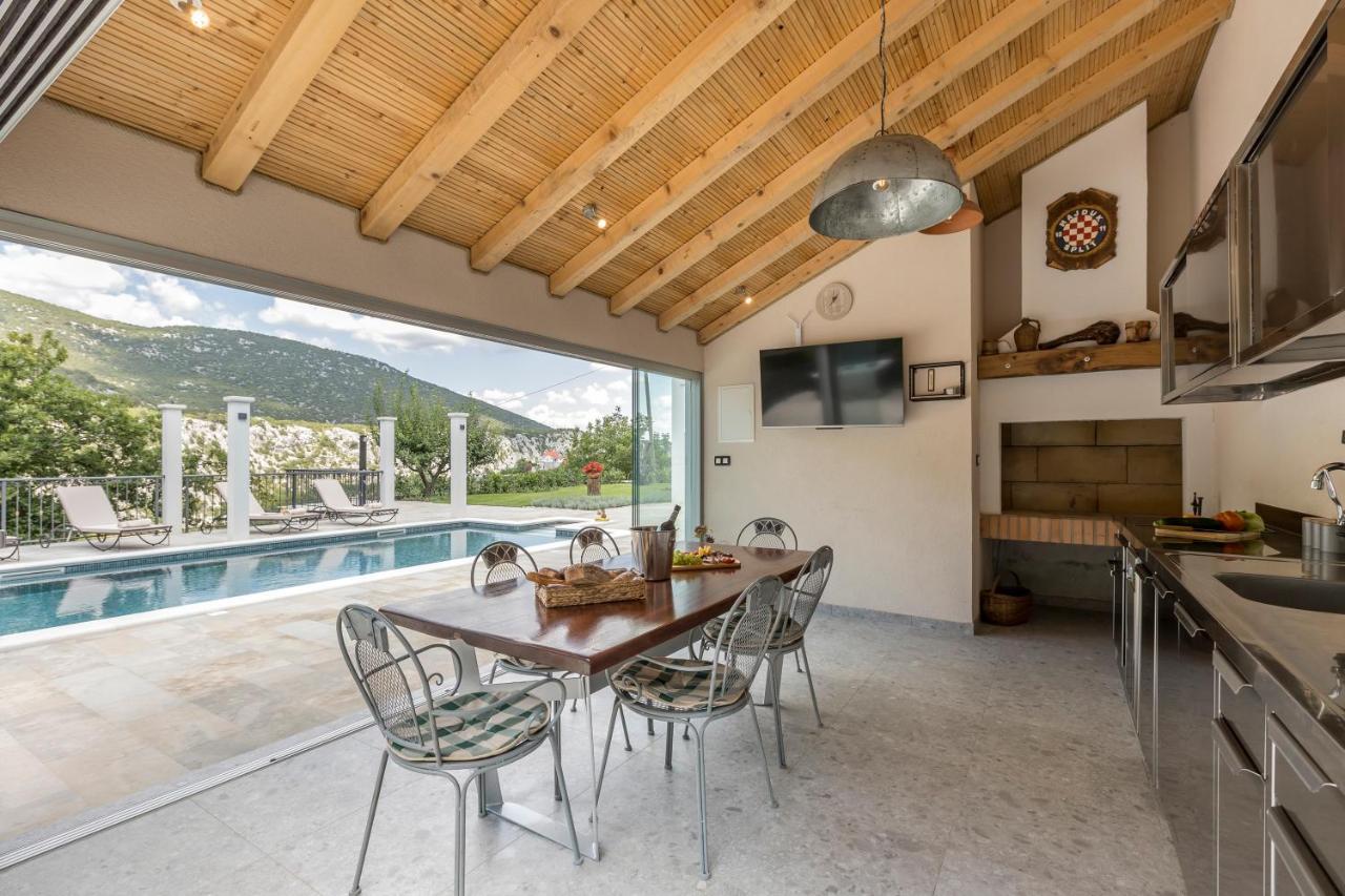 Villa Grey Stone Gata Eksteriør billede