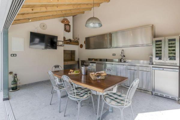 Villa Grey Stone Gata Eksteriør billede
