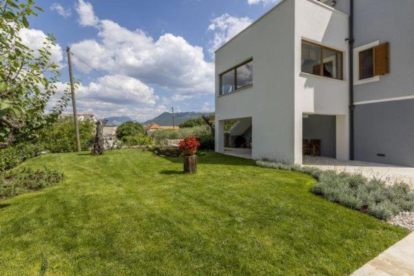 Villa Grey Stone Gata Eksteriør billede