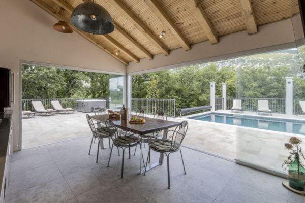 Villa Grey Stone Gata Eksteriør billede